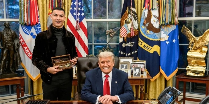 ทรัมป์มอบของขวัญให้โรนัลโด สร้างแรงกระเพื่อมโลกกีฬา