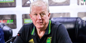 วินิซิอุสทำให้โครสไม่พอใจ จนเกิดกระแสวิจารณ์วงกว้าง